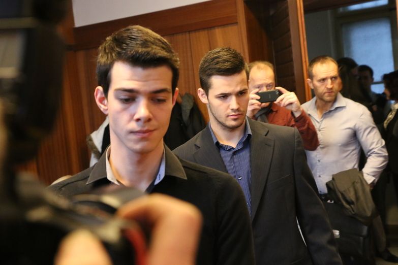 Mladíci přicházejí k soudu vlevo Nikos Agoratsios a Patrik Kaifáš