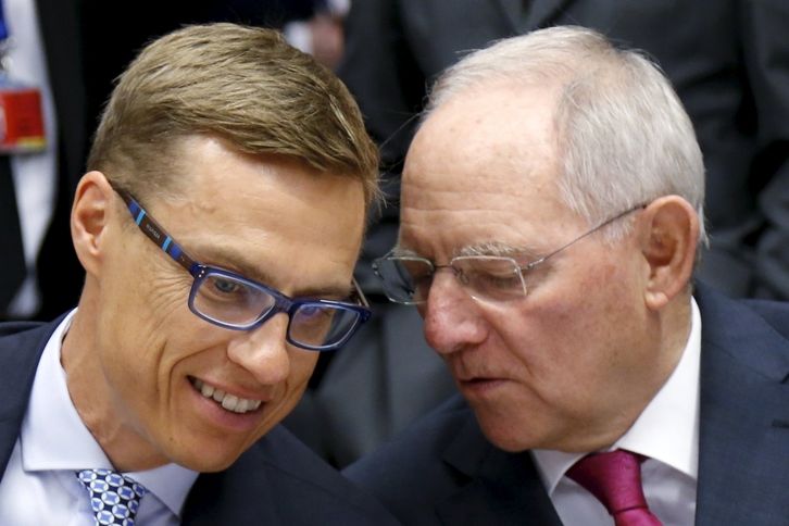 Finský ministr financí  Alexander Stubb (vlevo) a německý šéf státní kasy Wolfgang Schäuble (vpravo)