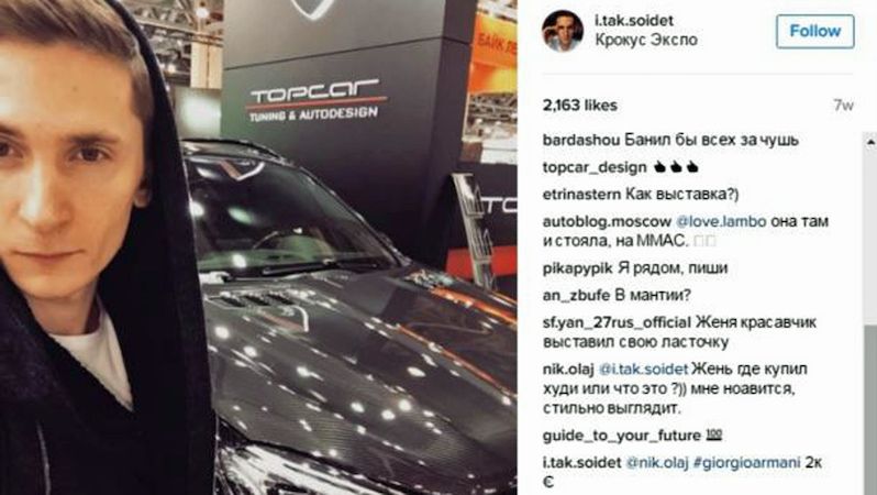 Milovník drahých vozidel Jevgenij Nikulin na obrázku z automobilové výstavy zveřejněný na jeho instagramovém profilu.