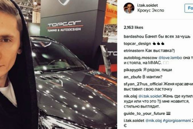 Milovník drahých vozidel Jevgenij Nikulin na obrázku z automobilové výstavy zveřejněný na jeho instagramovém profilu.