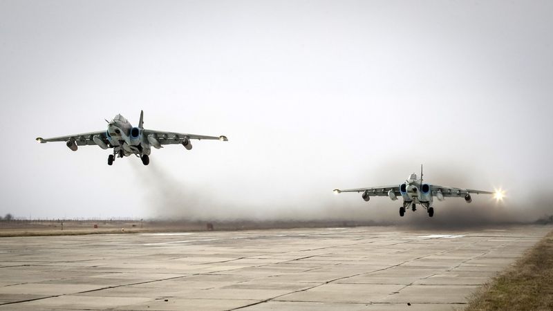 Ruské bitevníky Suchoj Su-25 startují ze Stavropolského letitě. Ilustrační foto 