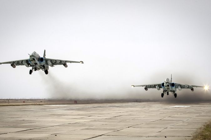 Ruské bitevníky Suchoj Su-25 startují ze Stavropolského letitě 