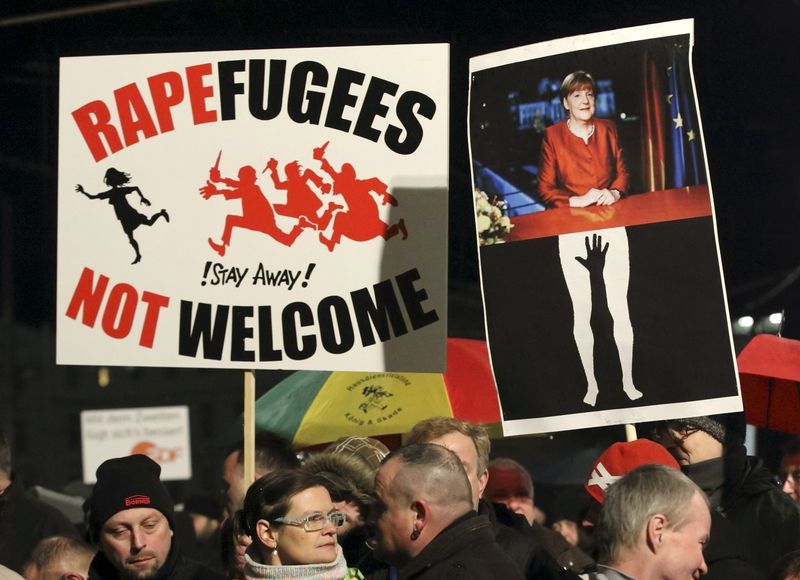Vyobrazení z titulní strany Süddeutsche Zeitung využili stoupenci protiimigračního hnutí Legida na demonstraci v Lipsku.