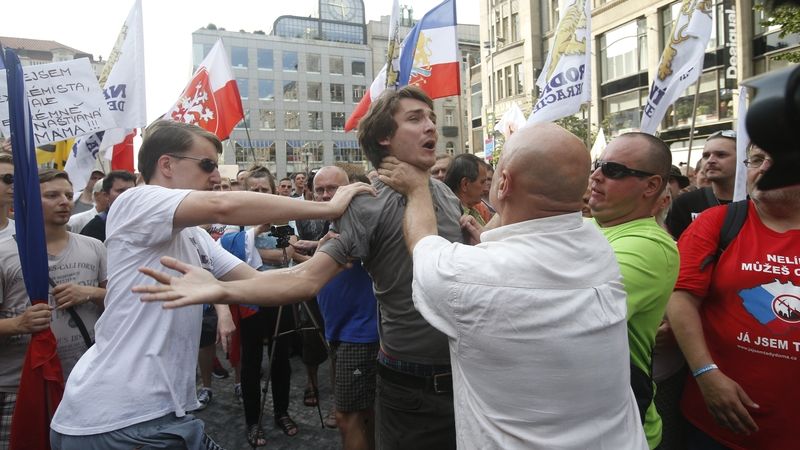 Odpůrci imigrace na demonstraci v Praze napadají protestujícího, který s nimi nesouhlasí.