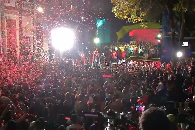 BEZ KOMENTÁŘE: Maduro a jeho příznivci oslavují po vítězství v prezidentských volbách