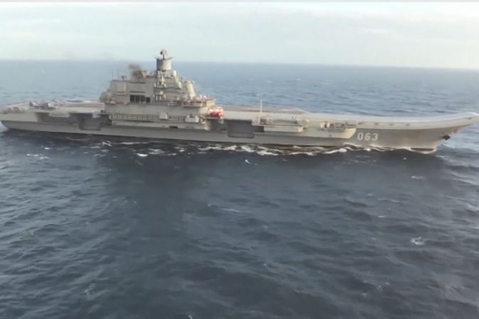 BEZ KOMENTÁŘE: Letadlová loď Admirál Kuzněcov na záběrech z loňského listopadu