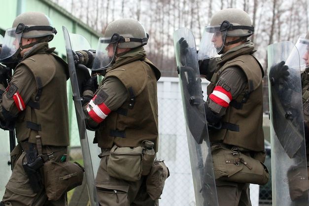 Rakouští vojáci nacvičují ochranu hranice mezi Slovinskem a Rakouskem 