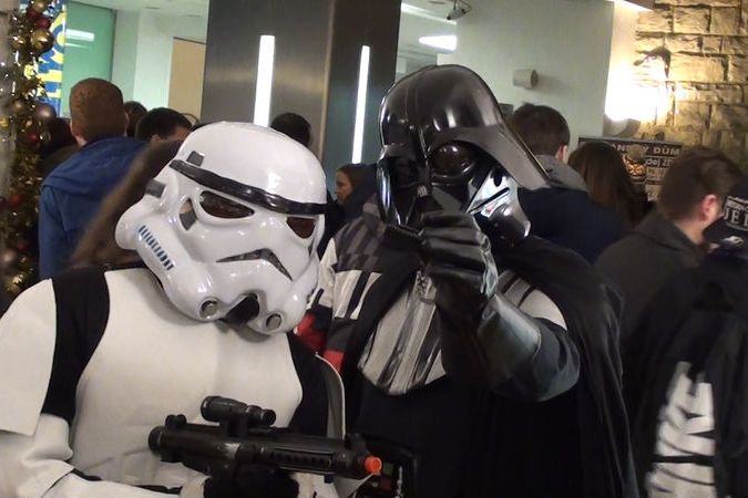 Star Wars fanoušci v kině před premiérou