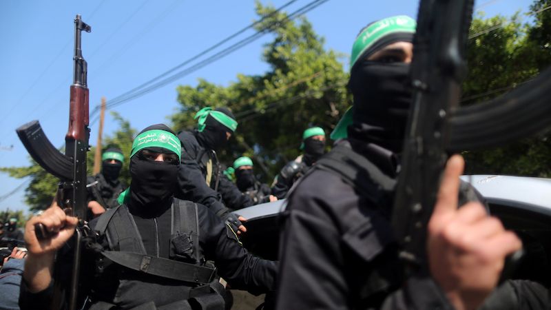 Bojovníci Hamásu na pohřbu velitele Mázina Fukahy