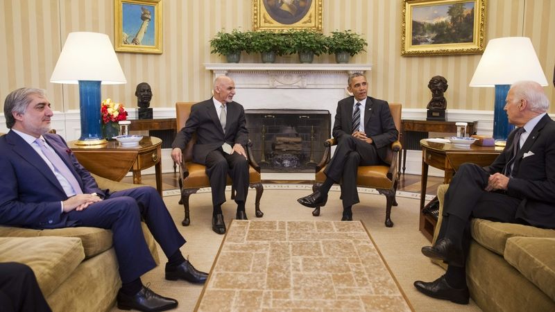 Americký prezident Barack Obama (druhý zprava) a viceprezident Joe Biden (vpravo) na setkání s afghánským premiérem Abdulláhem Abdulláhem (vlevo) a prezidentem Ašrafem Gháním.  