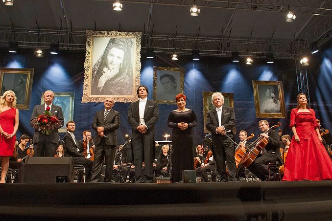 Pocta Jarmile Novotné, takový byl název galakoncertu pod širým nebem na zámku v Litni. Společně s hudebními hvězdami večera sklízí na pódiu zasloužený potlesk i paní Leidlová (zcela vlevo) a vedle ní George Daubek.