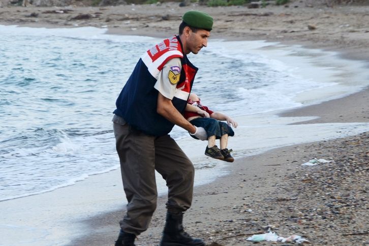 Policista s tělem syrského chlapce, který se utopil nedaleko tureckého Bodrumu.