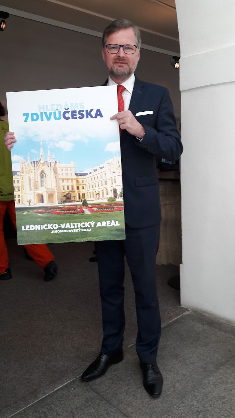 Šéf ODS Petr Fiala ukazuje poutač kampaně