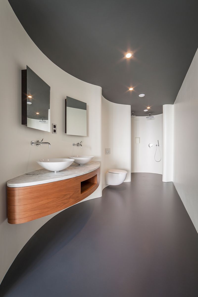 K hlavní ložnici je připojena koupelna netradičního tvaru.
