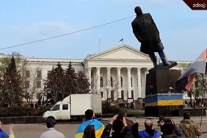 BEZ KOMENTÁŘE: V Kramatorsku strhli sochu Lenina. Záběry z dubna 2015