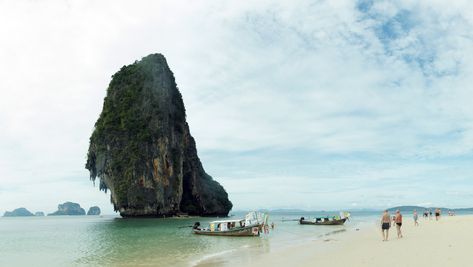 Phra Nang je třetí nejpopulárnější pláž Thajska mezi turisty. Především díky skalním scenériím na plážích.