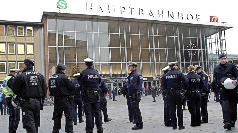 Policisté před hlavním nádražím v německém Kolíně nad Rýnem