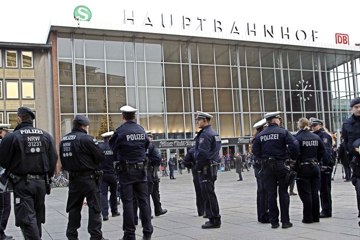 Policisté před hlavním nádražím v německém Kolíně nad Rýnem