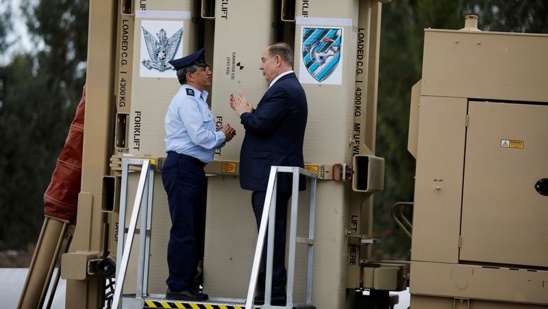 Benjamin Netanjahu (vpravo) u odpalovacího zařízení protiraketového systému Davidův prak