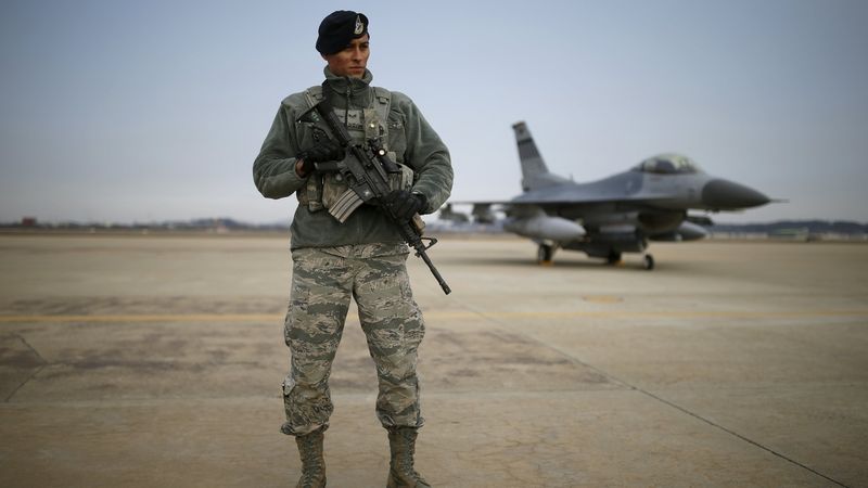 Americký voják střeží americkou stíhačku F-16.