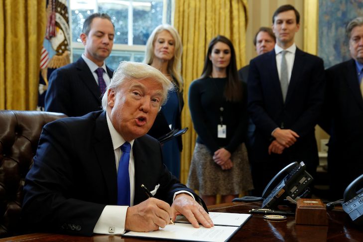 Prezident Trump podepisuje dekret o výstavbě ropovodu Keystone XL. 