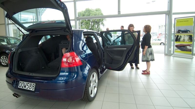 Čtvrtinový podíl v prodejích na trhu EU si i přes emisní aféru drží automobilka Volkswagen.