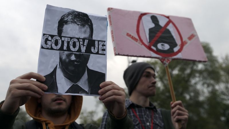Demonstranti s transparenty věštícími Vučičovi konec