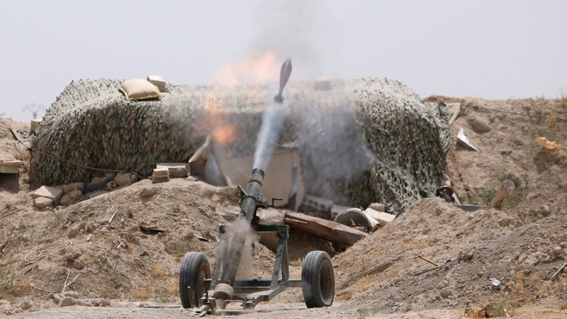 Bojovníci Syrských demokratických sil pálí z minometu na pozice IS před Rakkou 