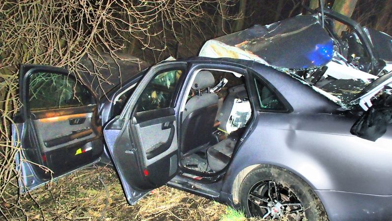 Uvnitř zdemolovaného vozu zůstali po nehodě zaklíněni dva spolujezdci.