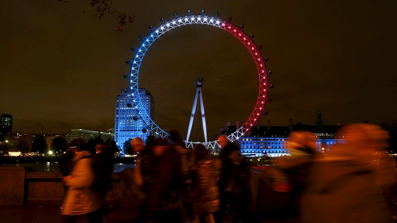 Po teroristických útocích v Paříži řada světových měst nasvítila své památky ve francouzských národních barvách. Na snímku Londýnské oko v britské metropoli