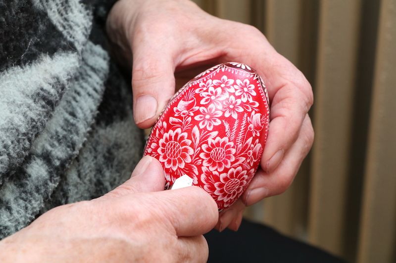 Kouzlo borkovanských kraslic spočívá v rytí ornamentů do obarvených skořápek.