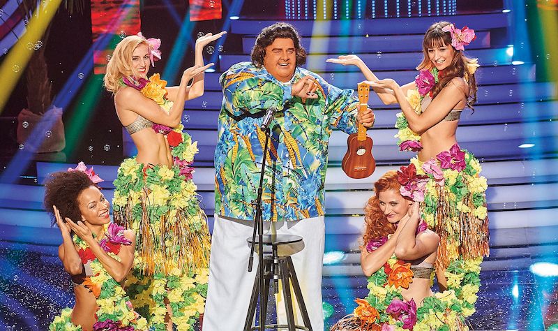 V úvodním kole zábavné show Tvoje tvář má známý hlas se proměnil v havajského zpěváka a hráče na ukulele Israele „IZ“ Kamakawiwo’ole, kterého v 38 letech zabila obezita (vážil 343 kg).