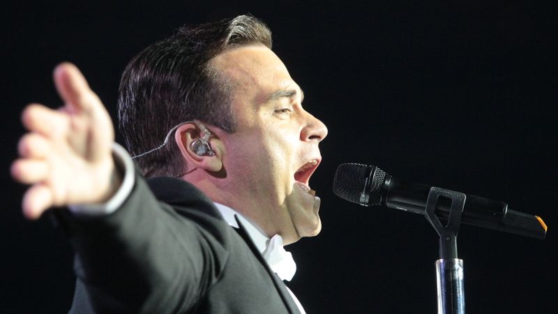 Robbie Williams stál proti zcela vyprodané hale. Přišlo 16 tisíc diváků. 