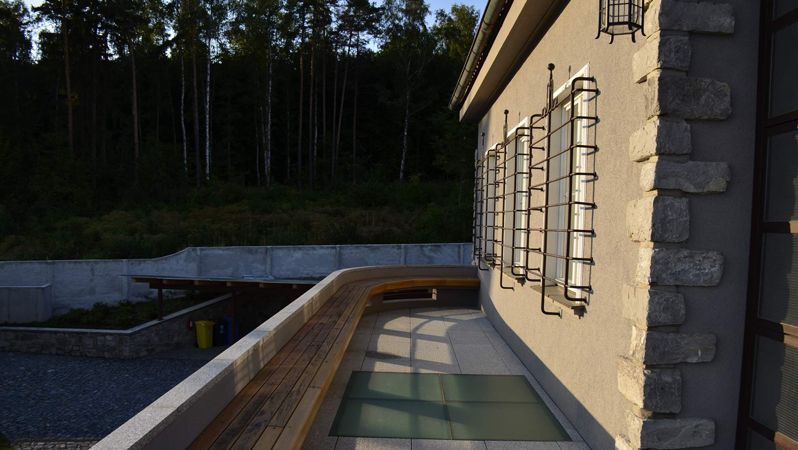 Chloubou stavby jsou terasy sloužící k příjemnému odpočinku a výhledům do krajiny.