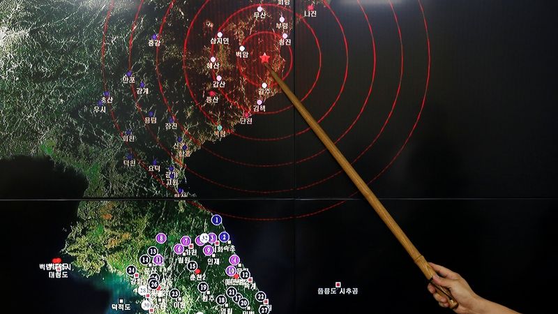 Zástupce oddělení měření seismické aktivity Korejského meteorologického úřadu ukazuje údaje dokládající další jaderný pokus KLDR.