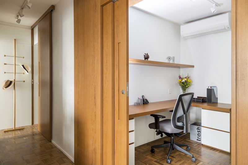 Úpravou dispozice bytu architektky vytvořili novou místnost - pracovnu.