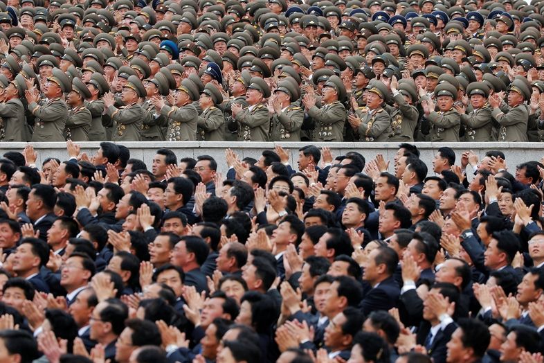 Důstojníci severokorejské armády přihlížejí průvodu po konci stranického sjezdu. 