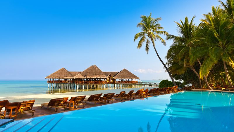 Do moře, anebo do bazénu? Na Maledivách je to rozdíl jen pár metrů.