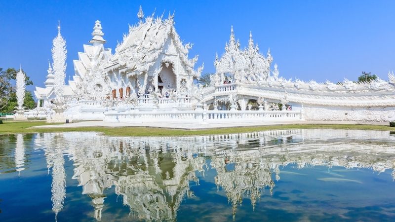 Sněhobílý pohádkový chrám Wat Rong Khun v Thajsku byl nově otevřen v roce 1997.