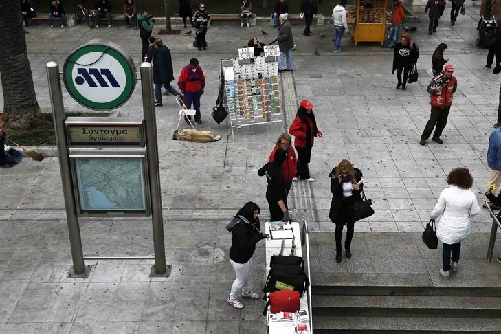 Lidé u stanice metra v Aténách