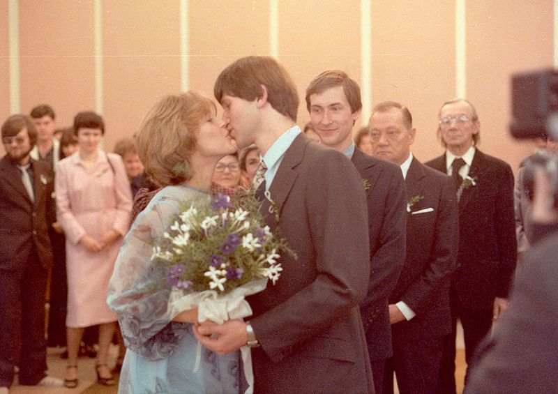 Svatba 29. 9. 1984. V pozadí Rudolf Hrušínský a Josef Kemr.