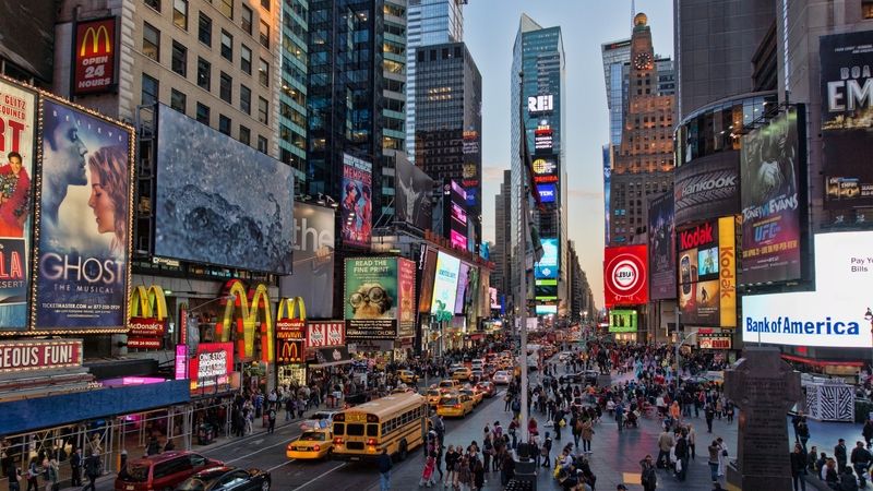 Po náměstí Times Square každý den projde přes 330 tisíc lidí. A díky tomu je možná nejfrekventovanějším místem planety. 