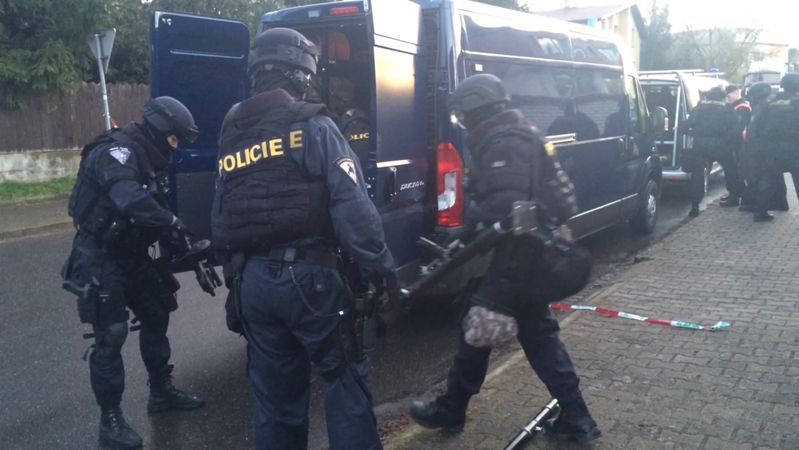 Vystřílím celou vesnici, vyhrožoval po masakru na FF bratr policejního šéfa z Plzně. Soud mu dal pokutu