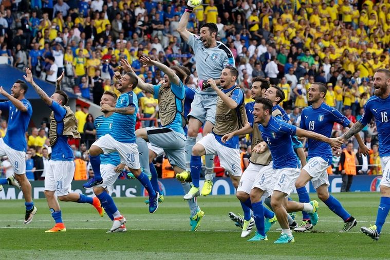 Italští fotbalisté slaví vítězství nad Švédskem 1:0 a postup ze skupiny E.