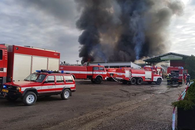 BEZ KOMENTÁŘE: Výbuch a požár v Turnově