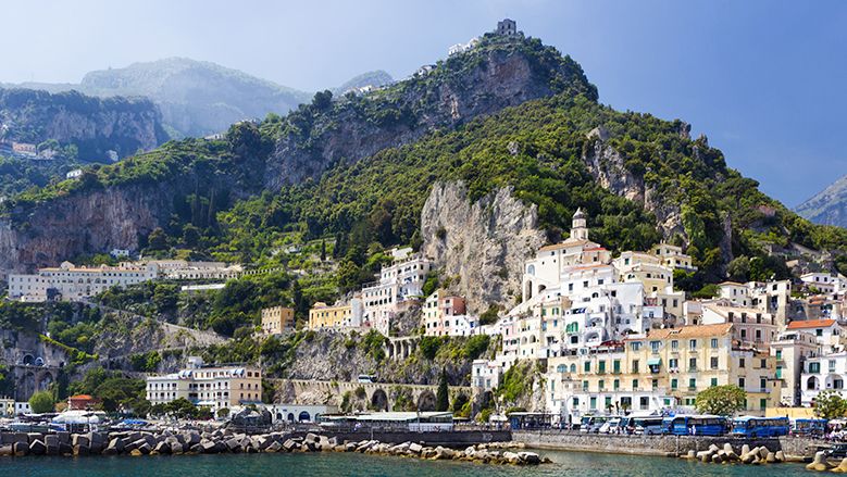 Amalfi: bellissima città italiana al centro della costa omonima