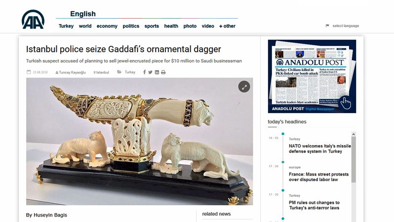 Fotografie Kaddáfího dýky na web turecké agentury Anadolu
