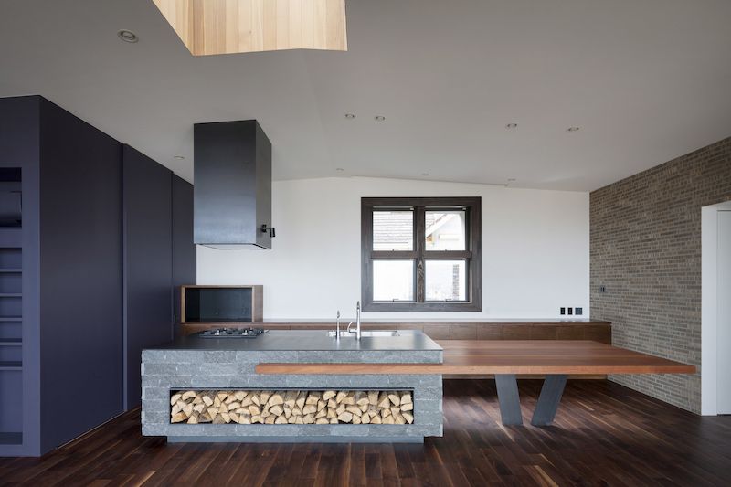 V horním patře jsou podlahy dřevěné. Ty pak doplňuje nejenom nábytek, ale napříkladi pracovní plochy v kuchyni.