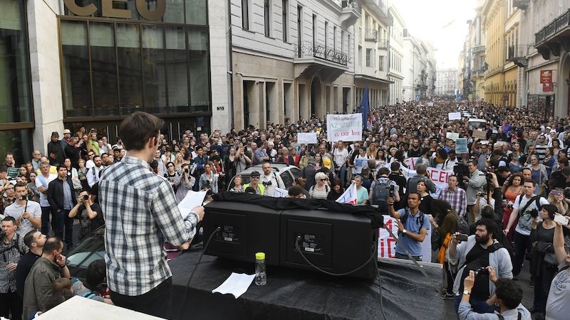 Demonstranti před budovou Středoevropské univerzity v Budapešti