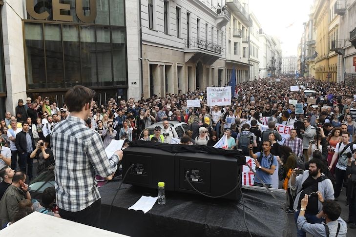 Demonstranti před budovou Středoevropské univerzity v Budapešti